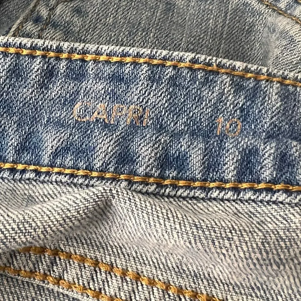 Jennifer Lopez Capri Distressed Light Wash Denim Jeans 10